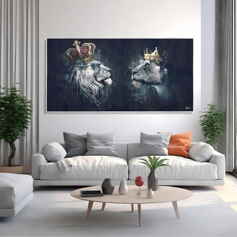 Tablou canvas cu tablou canvas cu leu si leoaica incoronati, in rama de aluminiu argintiu, pe perete intr-un living